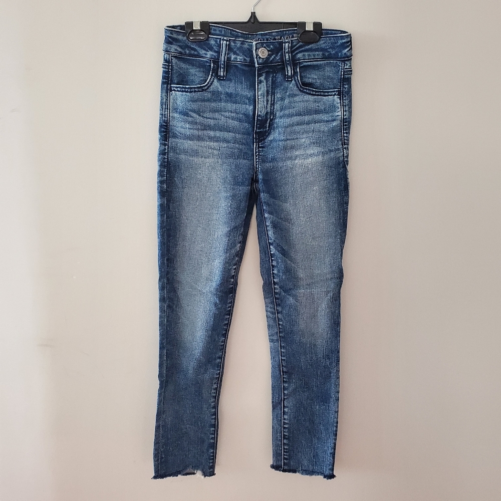 BNWOT American eagle distressed hem jeans size 4